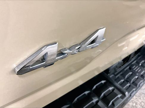 Used 2016 Toyota Tacoma Limited w/ Towing Package image 10