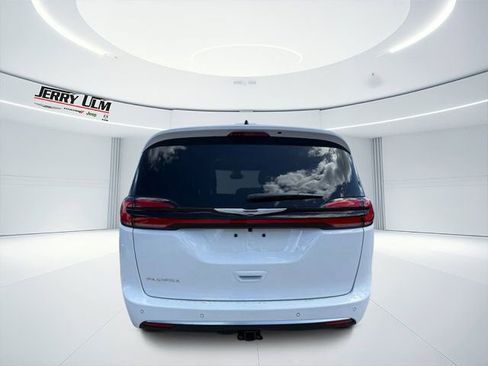 New 2026 Chrysler Pacifica Pinnacle w/ Trailer Tow Group FWD image 4