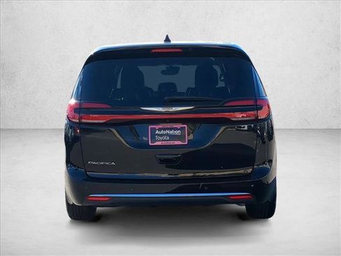 Used 2025 Chrysler Pacifica Select image 7