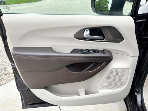 Used 2017 Chrysler Pacifica Touring w/ Tire & Wheel Group image 19