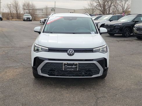 Used 2025 Volkswagen Taos SE image 3