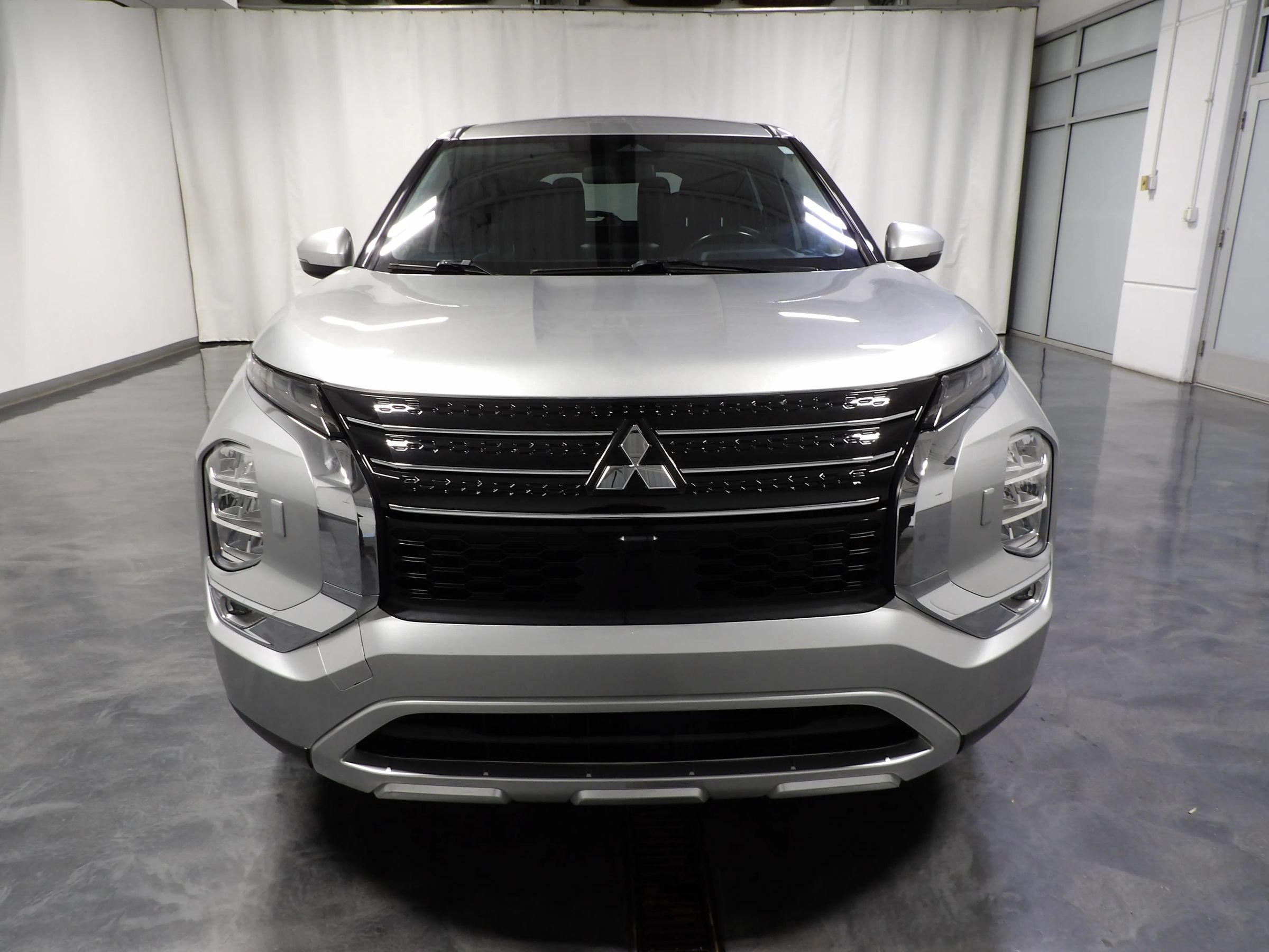 Used 2023 Mitsubishi Outlander ES AWD/4WD image 3
