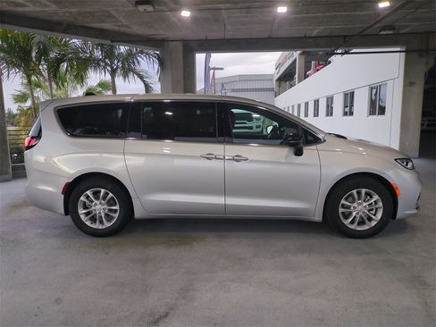 New 2026 Chrysler Pacifica Select image 4