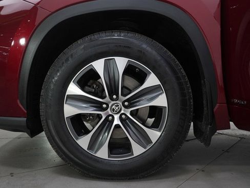 Used 2021 Toyota Highlander XLE image 32