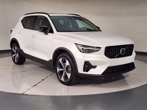 Certified 2026 Volvo XC40 B5 Plus AWD/4WD image 7