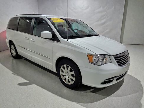 Used 2015 Chrysler Town & Country Touring w/ Driver Convenience Group image 2