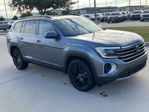 Certified 2025 Volkswagen Atlas SE image 2