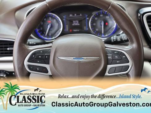 Used 2018 Chrysler Pacifica Touring-L w/ Tire & Wheel Group FWD image 16