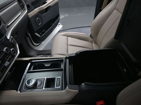 Used 2022 Ford Expedition XLT image 19