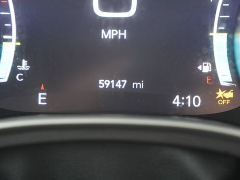 Used 2024 Chrysler Pacifica Touring-L FWD image 18