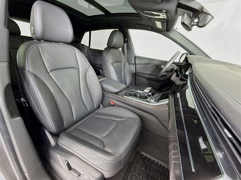 Used 2023 Audi Q8 Premium image 28