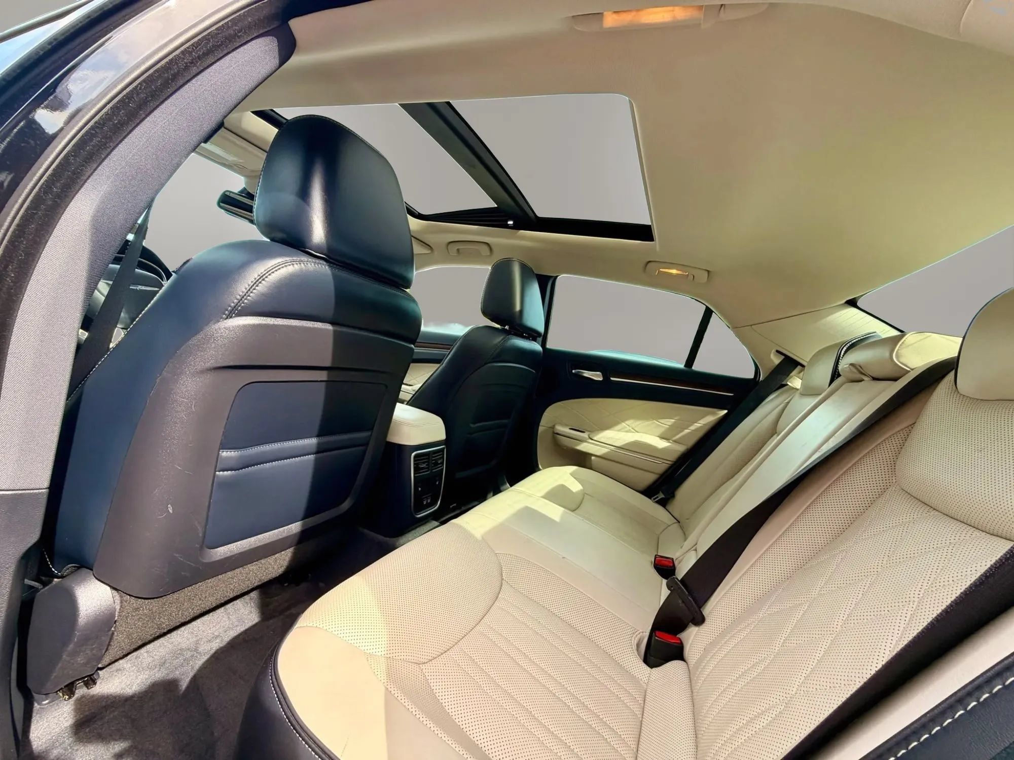 Used 2015 Chrysler 300 C Platinum w/ Harman/Kardon Audio Group AWD/4WD image 9