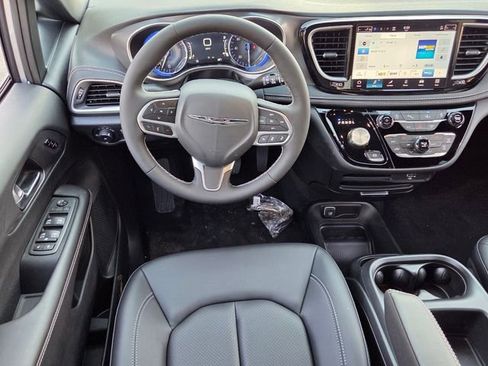 New 2026 Chrysler Pacifica Select image 14
