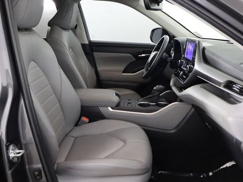 Used 2023 Toyota Highlander XLE FWD image 18