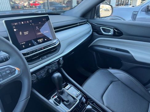 Used 2025 Jeep Compass Limited image 13