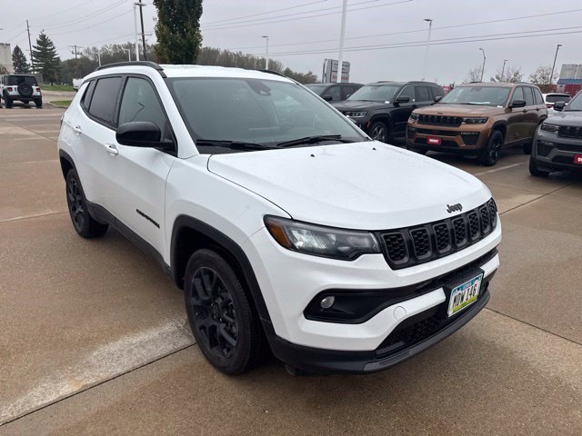 Used 2025 Jeep Compass Latitude w/ Convenience Group AWD/4WD image 1