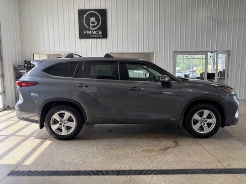 Used 2021 Toyota Highlander LE AWD/4WD image 8