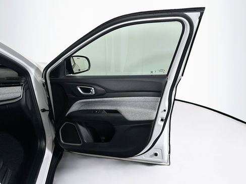 Used 2024 Jeep Compass Latitude image 33