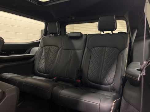 Used 2025 Jeep Grand Wagoneer Series III AWD/4WD image 9