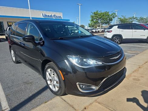 Used 2018 Chrysler Pacifica Touring Plus w/ Tire & Wheel Group image 2