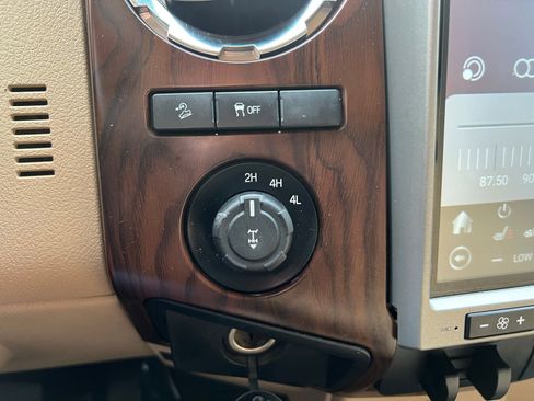 Used 2014 Ford F350 Lariat w/ Lariat Interior Package image 29