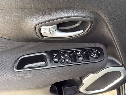 Used 2019 Jeep Renegade Sport FWD image 13