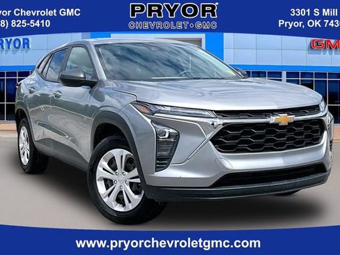 Used 2024 Chevrolet Trax LS w/ Driver Confidence Package FWD image 1