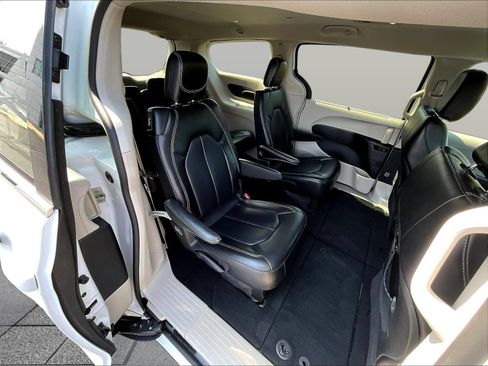 Used 2024 Chrysler Pacifica Touring-L FWD image 28