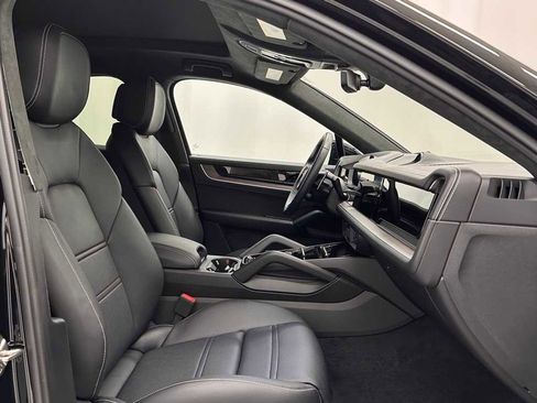 Used 2024 Porsche Cayenne Turbo image 18