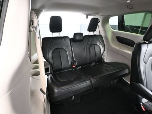 Used 2024 Chrysler Pacifica Touring-L FWD image 41