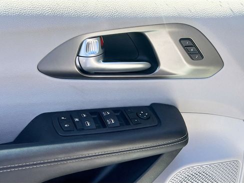 Used 2024 Chrysler Pacifica Limited FWD image 18