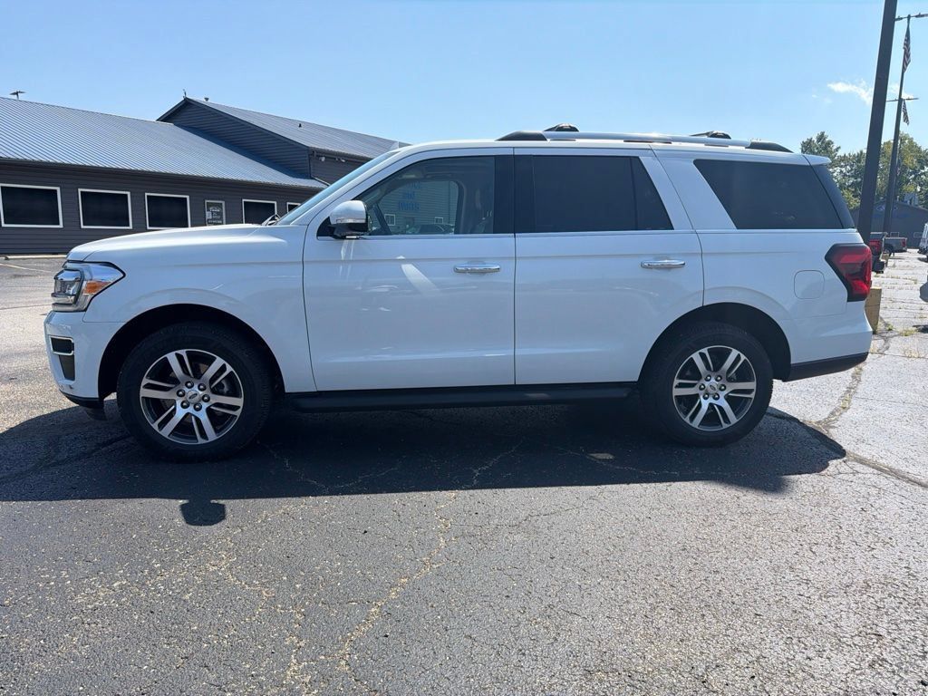 Used 2024 Ford Expedition Limited AWD/4WD image 3