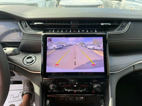 Used 2024 Jeep Grand Cherokee Limited image 7