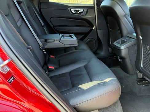 Used 2019 Volvo XC60 T6 Momentum image 12