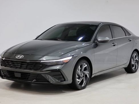 Used 2026 Hyundai Elantra Limited FWD image 3