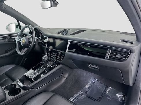 Certified 2022 Porsche Macan AWD/4WD image 32