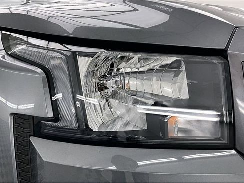 Used 2025 Nissan Frontier SV image 30