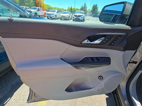 Used 2022 GMC Acadia SLT w/ Technology Package AWD/4WD image 9