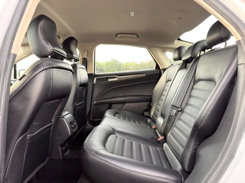 Used 2018 Ford Fusion SE w/ Equipment Group 602A FWD image 16