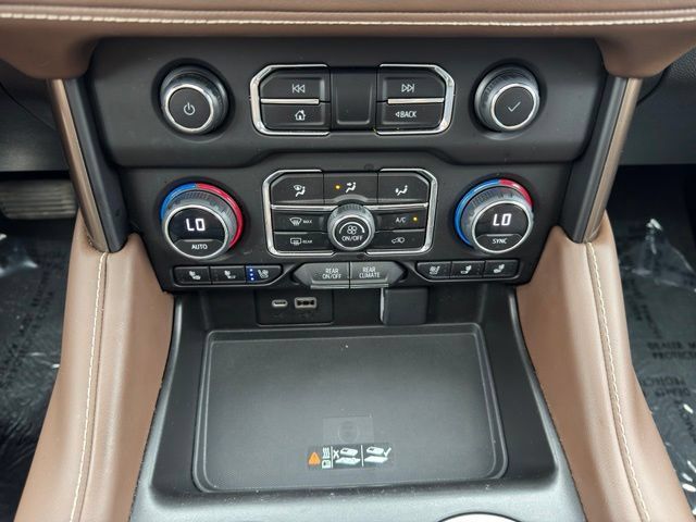Used 2023 Chevrolet Suburban High Country w/ Premium Package 2 AWD/4WD image 23