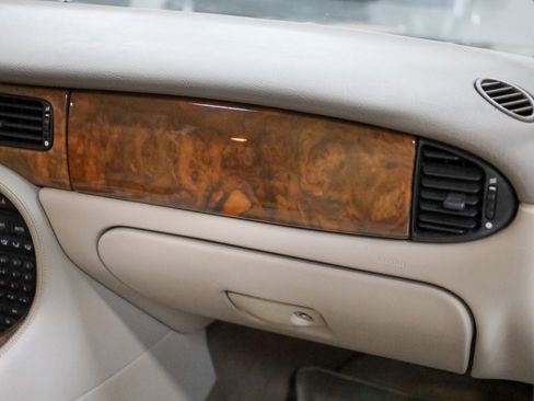 Used 2001 Jaguar XJ8 image 27