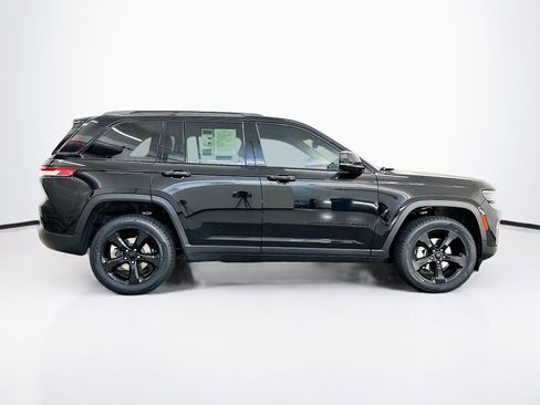 Used 2023 Jeep Grand Cherokee Limited w/ Black Appearance Package AWD/4WD image 10