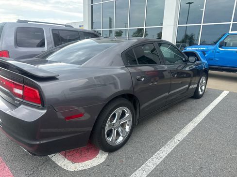 Used 2014 Dodge Charger SXT RWD image 3