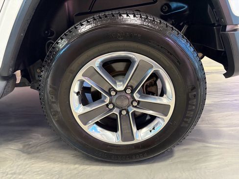 Used 2018 Jeep Wrangler Unlimited Sahara w/ Uconnect 4C Nav & Sound Group image 21