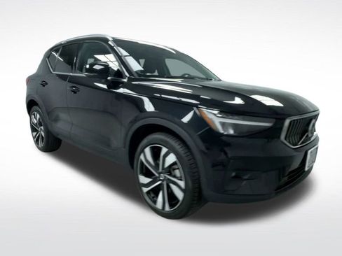 Used 2025 Volvo XC40 B5 Plus image 2