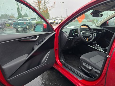 Used 2024 Kia Niro LX image 7
