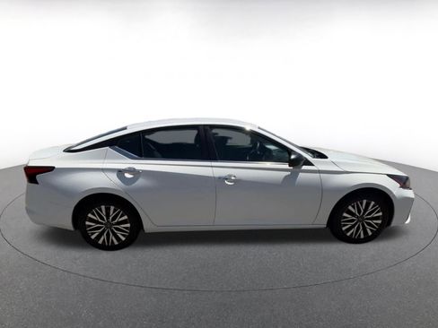 Used 2025 Nissan Altima 2.5 SV FWD image 16