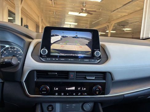 Used 2025 Nissan Rogue SV FWD image 17