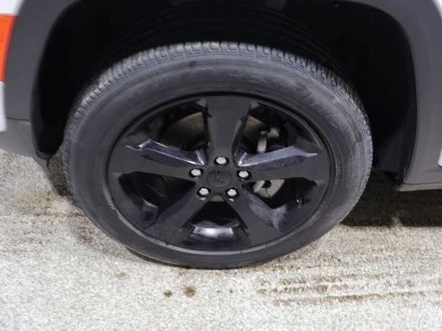 Used 2023 Jeep Grand Cherokee Altitude image 10