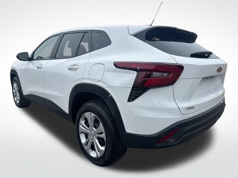 Used 2025 Chevrolet Trax LS image 4